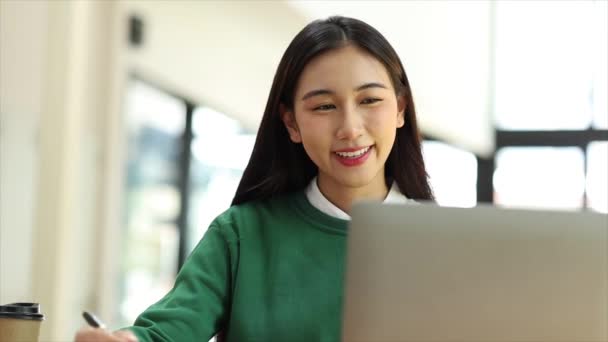 Piękna Azjatycka Bizneswoman Siedzi Swoim Prywatnym Biurze Sprawdza Dokumenty Finansowe — Wideo stockowe