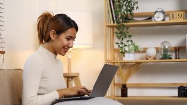 Güzel bir Asyalı kadın bir şirket yönetiyor, yeni nesil şirket kuran bir iş kadını, kadın liderler tarafından yönetilen, kadın patronlar. İş yönetimi kavramı.