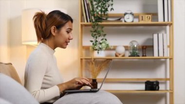 Güzel bir Asyalı kadın bir şirket yönetiyor, yeni nesil şirket kuran bir iş kadını, kadın liderler tarafından yönetilen, kadın patronlar. İş yönetimi kavramı.