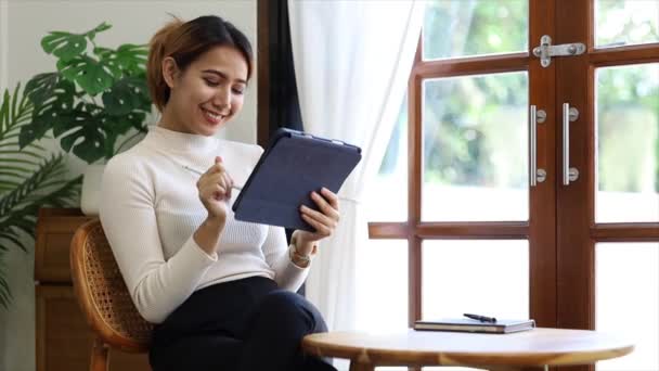 Oturma Odasındaki Kanepede Tablet Oynayan Bir Kadın Yoğun Bir Günün — Stok video