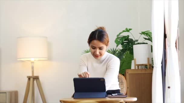 Femme Jouant Tablette Sur Canapé Dans Son Salon Elle Relaxe — Video