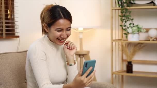 Piękna Azjatka Grająca Telefon Komórkowy Przerwie Pracy Jest Menedżerem Marketingu — Wideo stockowe