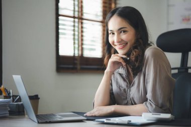 Ofiste çalışan Asyalı kadınlar, işletme yöneticisi olarak genç Asyalı iş kadınları, kurucu ve işletme yöneticileri, genç kadın iş adamları. Girişim iş konsepti.