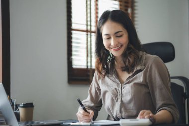 Asian women working in the office, young Asian business women as business executives, founding and running start-up executives, young female business leaders. Startup business concept.