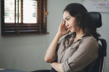 Ofiste çalışan Asyalı kadınlar, işletme yöneticisi olarak genç Asyalı iş kadınları, kurucu ve işletme yöneticileri, genç kadın iş adamları. Girişim iş konsepti.