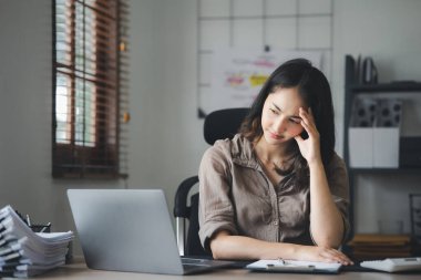 Ofiste çalışan güzel bir Asyalı kadın, bir şirket sahibi bir iş kadını, uzun ve büyük evrak işleri yüzünden başı ağrıyor ve başı dönüyor. İşten hastalık konsepti