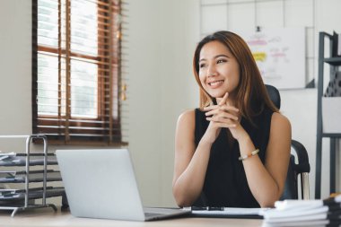 Ofiste çalışan Asyalı kadınlar, işletme yöneticisi olarak genç Asyalı iş kadınları, kurucu ve işletme yöneticileri, genç kadın iş adamları. Girişim iş konsepti.