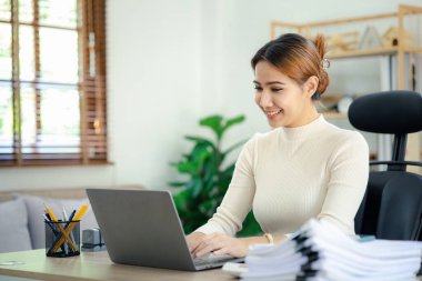 Ofiste çalışan Asyalı kadınlar, işletme yöneticisi olarak genç Asyalı iş kadınları, kurucu ve işletme yöneticileri, genç kadın iş adamları. Girişim iş konsepti.