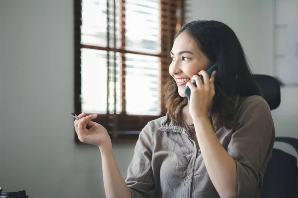 Asiatisk Kvinna Talar Telefon Hon Säljare Ett Uppstartsföretag Hon Ringer — Stockfoto