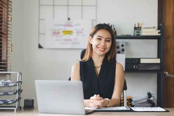 Asian Women Working Office Young Asian Business Women Business Executives — ストック写真