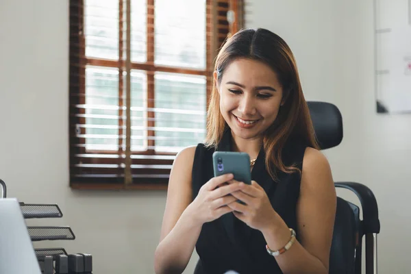 Young Businesswoman Looking Financial Information Mobile Phone She Checking Company — Photo