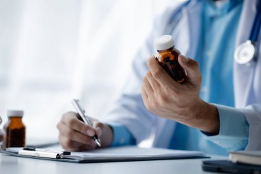 Doctor are recommending medicines to patients after being examined and diagnosed by the patient's doctor, the concept of treatment and symptomatic medication dispensing by the pharmacist.