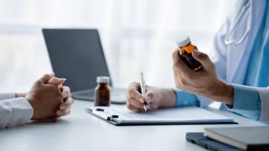 Doctor are recommending medicines to patients after being examined and diagnosed by the patient's doctor, the concept of treatment and symptomatic medication dispensing by the pharmacist.