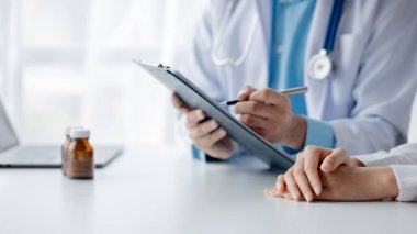 Doctor are recommending medicines to patients after being examined and diagnosed by the patient's doctor, the concept of treatment and symptomatic medication dispensing by the pharmacist.