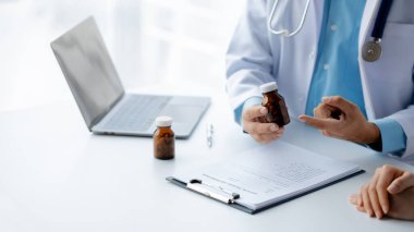 Doctor are recommending medicines to patients after being examined and diagnosed by the patient's doctor, the concept of treatment and symptomatic medication dispensing by the pharmacist.