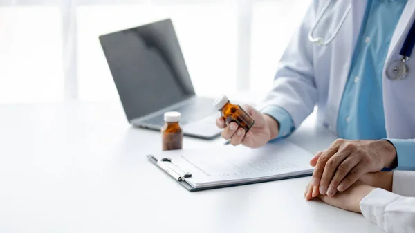 Doctor Recommending Medicines Patients Being Examined Diagnosed Patient Doctor Concept —  Fotos de Stock