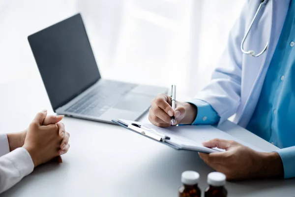Doctor Recommending Medicines Patients Being Examined Diagnosed Patient Doctor Concept —  Fotos de Stock