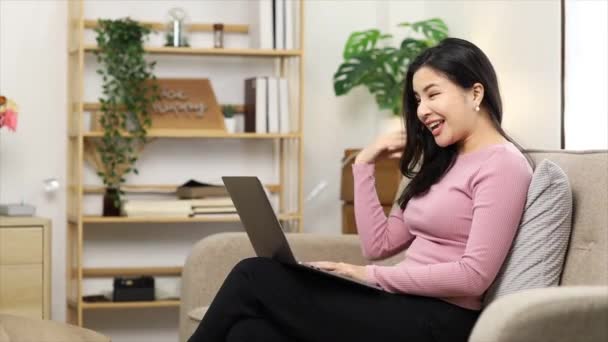 Güzel Asyalı Kadını Özel Ofisinde Oturuyor Eşiyle Bilgisayarından Video Görüşmesi — Stok video