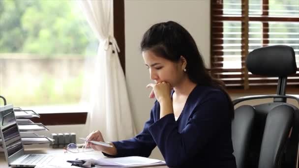 Mooie Aziatische Vrouw Werkt Een Kantoor Een Zakenvrouw Die Eigenaar — Stockvideo