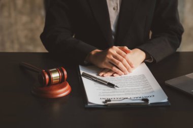 Müvekkillere ifade verecek avukat kavramları ve davalarda danışmanlık yapmak, hukuki yardım sağlamak, hukuku ve adaleti korumak, şeffaflıkla devam etmek, davaları mahkemede savunmak için avukatlar..