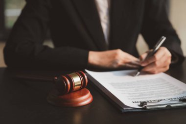 Müvekkillere ifade verecek avukat kavramları ve davalarda danışmanlık yapmak, hukuki yardım sağlamak, hukuku ve adaleti korumak, şeffaflıkla devam etmek, davaları mahkemede savunmak için avukatlar..