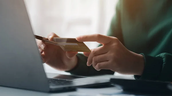 Woman Holding Credit Card She Uses Credit Card Pay Goods — 스톡 사진