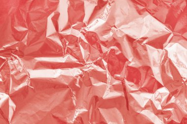 Gül sarısı folyo dokusu, buruşuk ve dalgalı pembe ambalaj kağıdı deseni.