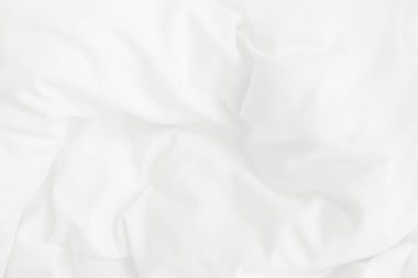 Beyaz battaniye dokusu ve yatak odasında kırışık ya da dağınık yatak örtüsü..