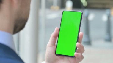 Yeşil Krom Ekran ile Akıllı Telefon Kullanan İşadamı 