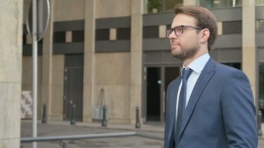 Yavaş Çekimde Bir Sokakta Yürüyen İşadamının Yan Pozu