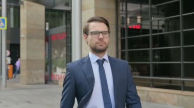 Yan Taraf İşadamı Yavaş Çekimde Boş Sokakta Yürüyor