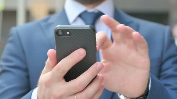 Χέρια Κοντινό πλάνο του επιχειρηματία χρησιμοποιώντας Smartphone, ενώ στέκεται στην οδό — Αρχείο Βίντεο