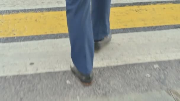 Közelkép Shot of Let of Businessman Walking on Pavement, Vissza Kilátás — Stock videók