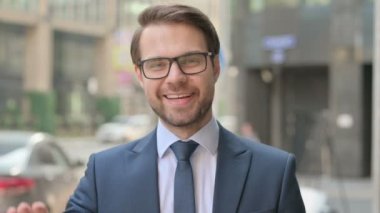 İşadamı El sallıyor, Hoş Geldiniz