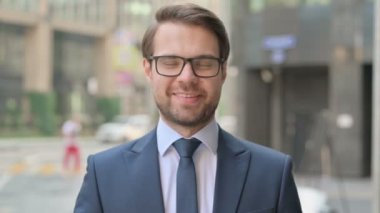 Pozitif İş Adamının Portresi Tamam İşareti Gösteriyor 