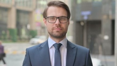 Kamerayı ve Daveti Gösteren İşadamı Portresi 