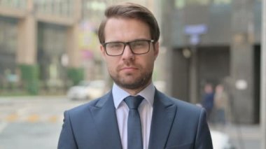 Caddede Dururken Kameraya Bakan İşadamı Portresi