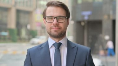 İş adamının Kafasını Sallayan Portresi Evet İşareti 