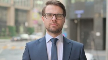 İşadamının Portresi Parmak İşareti Göstermiyor 