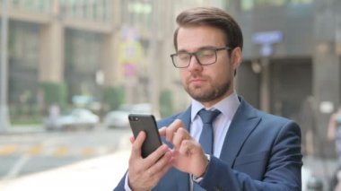 Smartphone, Outdoor kullanan İşadamı Portresi