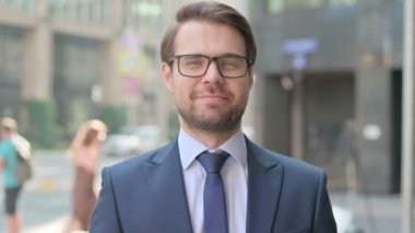 İşadamı Dışarda Dururken Alkışlarken Portresi