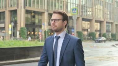 Sokakta Yürüyen Çekici İş Adamı, Yan Poz