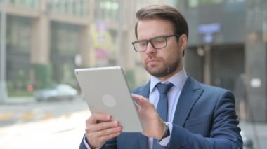 Tablet Açık Hava Kullanımı Başarılı İşadamı 