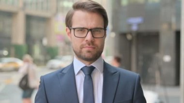 İş adamının Portresi Kafa Sallama İşaretini Göstermiyor 