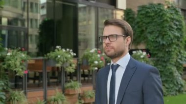 Ciddi İşadamı Sokakta Yürüyor, Yan Görünüm