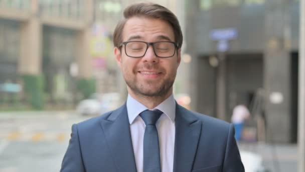 Retrato del empresario emocionado celebrando el éxito — Vídeos de Stock