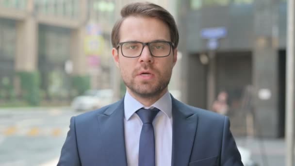 Portrét atraktivního podnikatele křičící, křičící — Stock video