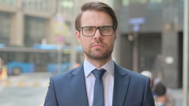 Retrato de homem de negócios sentindo-se chocado, surpreso, ao ar livre — Vídeo de Stock