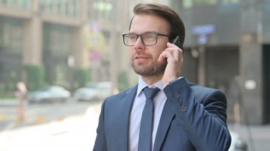 Smartphone 'da konuşan İşadamı Portresi