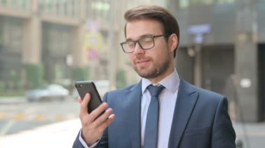 Smartphone, Outdoor 'da kutlama yapan İşadamı Portresi